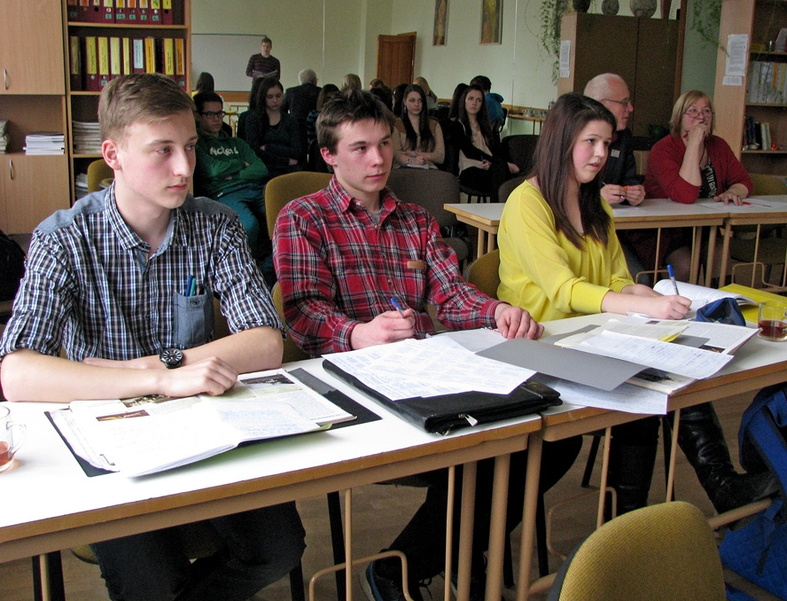 Uzvaras vidusskolas 9. klases audzēkņi Mareks Ščerbans (no kreisās), Romāns Taņiņecs un Evija Jaroško gatavojas aizstāvēt savas komandas viedokli, ka Kārlis Ulmanis veicinājis Latvijas attīstību no 1934. līdz 1940. gadam. 
Autors: Vilnis Auzāns