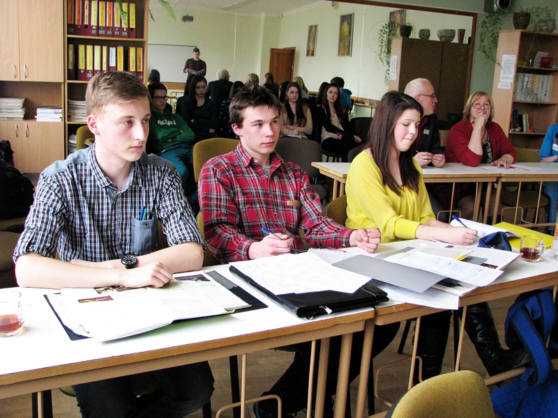 Uzvaras vidusskolas 9. klases audzēkņi Mareks Ščerbans (no kreisās), Romāns Taņiņecs un Evija Jaroško gatavojas aizstāvēt komandas viedokli – Kārlis Ulmanis veicinājis Latvijas attīstību laikā no 1934. līdz 1940. gadam. 
Autors: Foto – Vilnis Auzāns