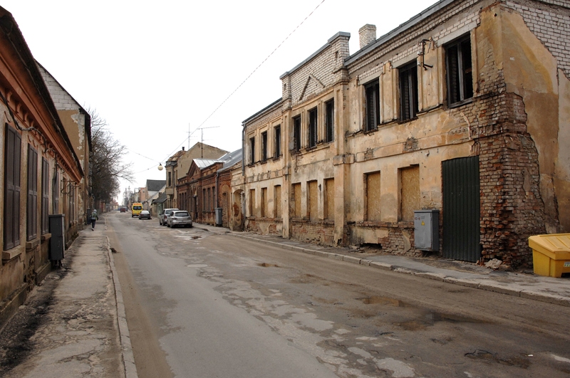 Rīgas iela Bauskā līdz gada beigām tiks pilnībā rekonstruēta – izbūvēs jaunu brauktuvi, kā arī trotuārus. Pašvaldība ir apņēmības pilna panākt, lai ielas kopskatu nebojātu daži tajā esošie grausti. 
Autors: Ivars Bogdanovs