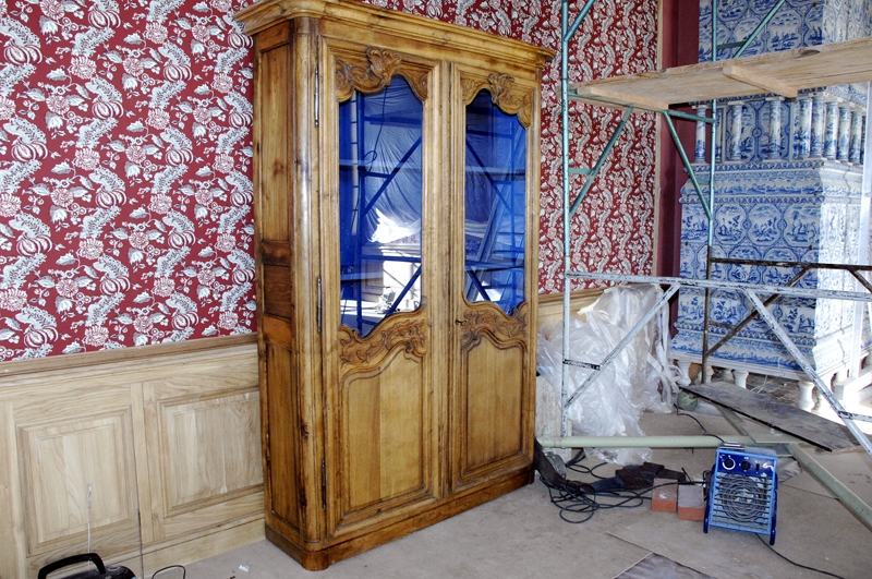 Hercoga bibliotēkas interjers darba procesā. Oriģinālais 18. gs. skapis, kam izgatavotas vairākas kopijas.
Autors: Foto – Ivars Bogdanovs