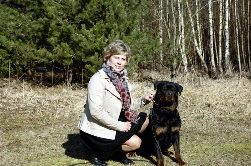 Kinoloģe Aina Korņejeva ar trīs gadus veco rotveilera kucīti Korlandu Reinu Bombi atkārto paklausības skolas gudrības.
Autors: Foto – Ivars Bogdanovs