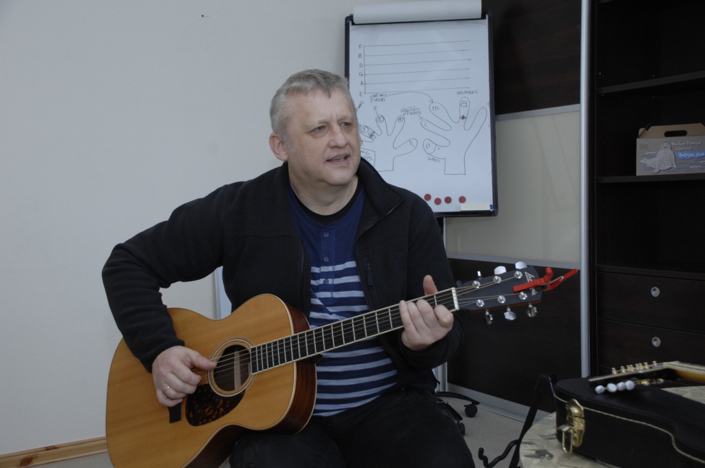 Ģitārspēli baušķeniekiem gatavs mācīt mūziķis, grupas «Jumprava» dalībnieks Aigars Voitišķis.

Autors: Ivars Bogdanovs