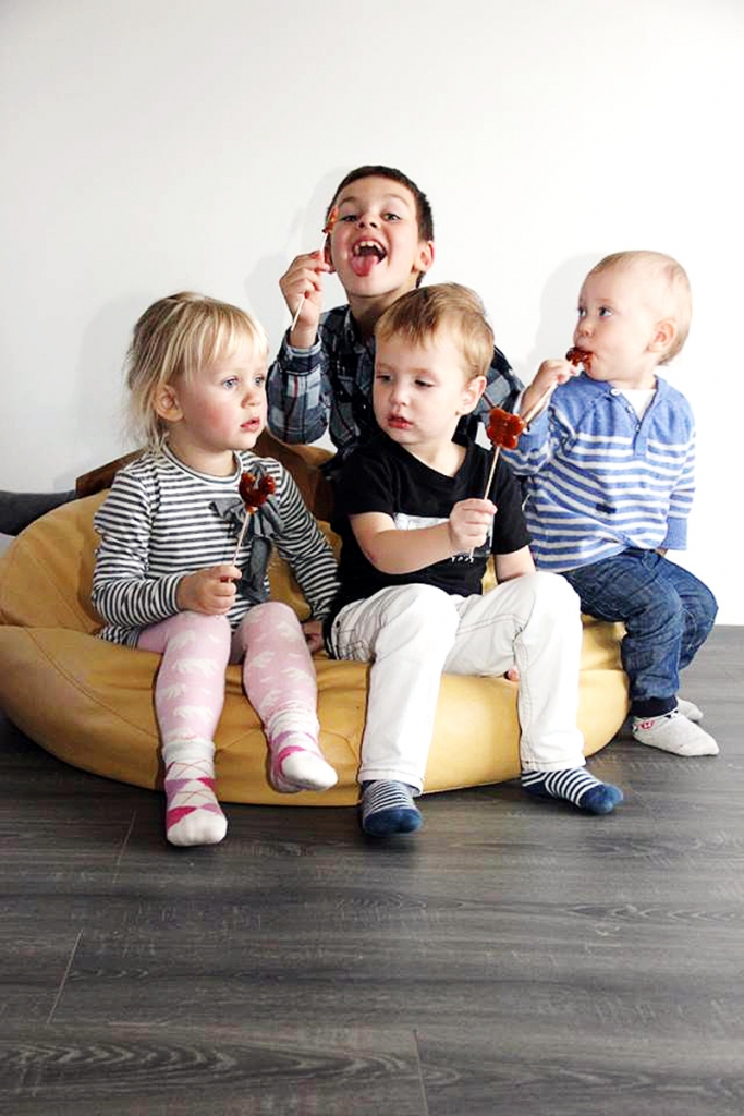 Cukurgailīši var būt jauka dāvana draugiem. Kristera (aizmugurē) un Valtera (no labās) jubilejās cukurgaiļi ir firmas zīme, kas sagādā prieku arī Emīlijai un Martinam (no kreisās). 
Autors: no personiskā albuma