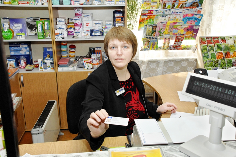 Rudīte Pelūde, Vecumnieku novada Stelpes pasta nodaļas vadītāja, skaidro, ka no 1. aprīļa sūtījumu saņemšanai transportlīdzekļa vadītāja apliecība kā personu apliecinošs dokuments vairs nederēs.
Autors: Foto – Ivars Bogdanovs