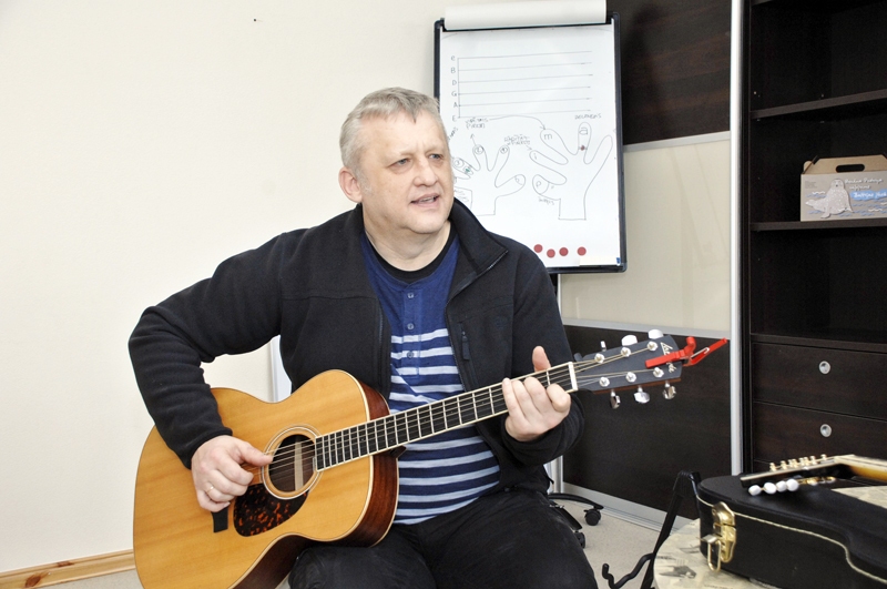 Aigars Voitišķis, mūziķis un grupas «Jumprava» dalībnieks, baušķeniekiem māca ģitārspēli.
Autors: Foto – Ivars Bogdanovs
