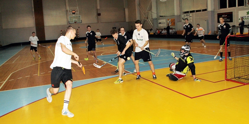 Ainars Rumpans (otrais no kreisās) un Romualds Paulovičs (91. numurs) cīnās par bumbiņu pie «Kuršu» vārtiem. 
Autors: Uldis Varnevičs