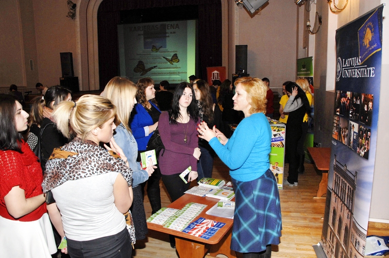 Vidusskolēni augstskolu pārstāvjus Karjeras dienā Bauskas kultūras centrā izjautāja par studiju maksu, budžeta vietām un programmu dažādību. 
Autors: Ivars Bogdanovs