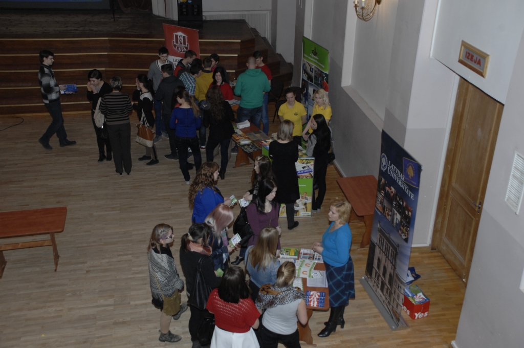 Vidusskolēni augstskolu pārstāvjus visbiežāk izjautāja par studiju maksu, budžeta vietām un programmu dažādību. 

Autors: Ivars Bogdanovs