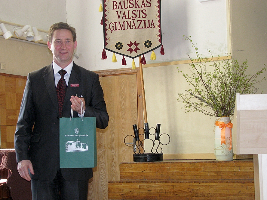Bauskas Valsts ģimnāzijas direktors Raimonds Žabovs ir skolēnu komandas treneris konkursā «Enkurs».
Autors: Vilnis Auzāns