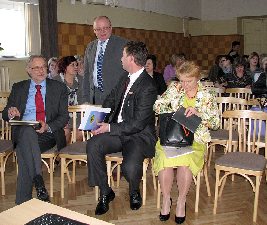 Uzklausīt Latvijas Universitātes rektoru Mārci Auziņu (no kreisās) ieradušies klasesbiedri – Salacgrīvas vidusskolas direktors Eduards Ādmīdiņš un Bauskas Valsts ģimnāzijas direktors Raimonds Žabovs, kā arī Dobeles Valsts ģimnāzijas direktore Inese Didže.
Autors: Vilnis Auzāns