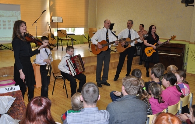 Jaunizveidotais ansamblis, kurā muzicē Terēze Neliusa (no kreisās), Dāgs Nelius, Kārlis Elmers Apsītis, Egils Nelius, Valdis Rusiņš un Kristīne Rulle, ar dziesmu «Kamēr vari, tikmēr dari!» klātesošos noskaņoja uz optimisma nots.
Autors: Žanna Zālīte