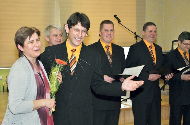 Par iespēju koncertēt Stelpē Mārtiņš Biete no vīru vokālā ansambļa «Optimisti» pateicas Sandrai Neliusai.
Autors: Žanna Zālīte