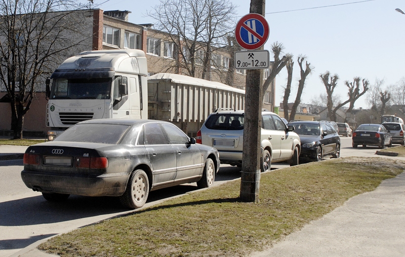 Salātu un Dārza ielas atsevišķos posmos darbdienu pāra datumos no pulksten 9 līdz 12 automobiļiem stāvēt aizliegts. 
Autors: Ivars Bogdanovs