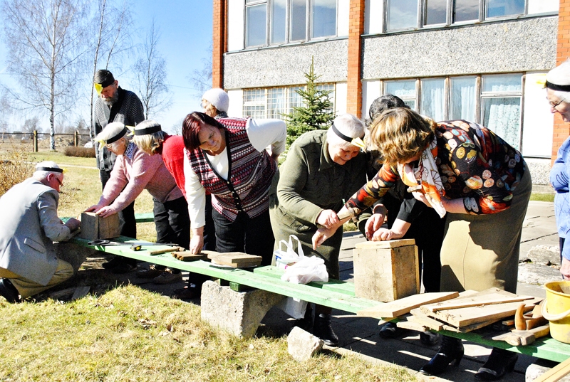 Būrīšus pavasara vēstnešiem Viesturu un Svitenes seniori darināja ar prasmi un aizrautību.
Autors: Foto – Māris Krūmiņš