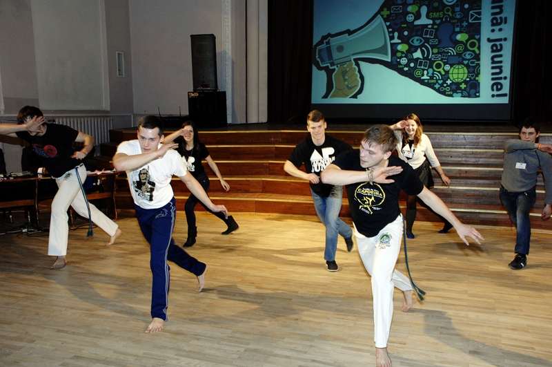 Biedrības «Capoeira Jelgava» dalībnieki sniedza paraugdemonstrējumus brazīliešu cīņas – dejas mākslā.
Autors: Foto – Ivars Bogdanovs