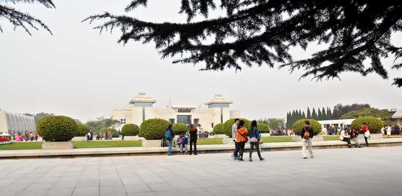 Terakotas armijas muzeja teritorija aizņem 20 hektāru, tas ir lielākais muzeja komplekss Ķīnā. Zaļojoša zāle, koki un ziedi ļoti kontrastē ar padrūmo iespaidu, kas dominē armijas figūru ekspozīciju hallēs.
Autors: Foto – Solveiga Ikerte