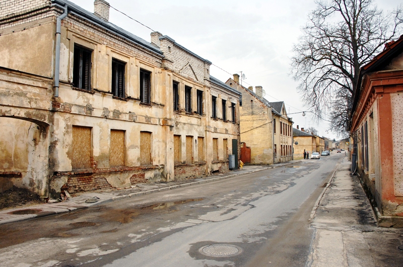 Rīgas iela Bauskā līdz gada beigām tiks pilnībā rekonstruēta – izbūvēs jaunu brauktuvi, kā arī trotuārus. Pašvaldība ir apņēmības pilna panākt, lai ielas kopskatu nebojātu daži tajā esošie grausti. 
Autors: Foto – Ivars Bogdanovs
