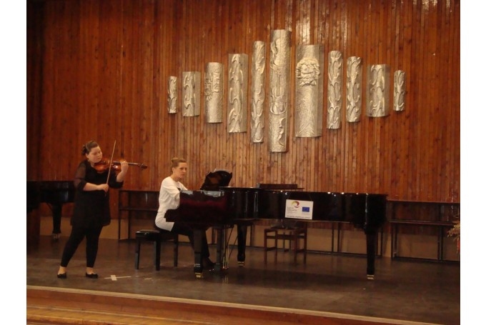 Katrīna Siliņa un koncertmeistare Evija Bonāte. 
Autors: No albuma.