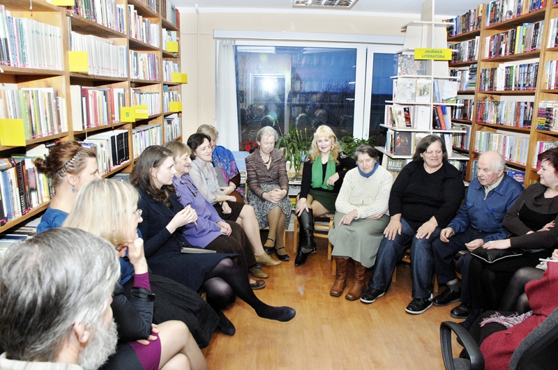 Pilsrundāles bibliotēkā gidi, muzeju vadītāji un citi stāstnieki tematiskajā vakarā kavējas atmiņās.
Autors: Foto – Ivars Bogdanovs