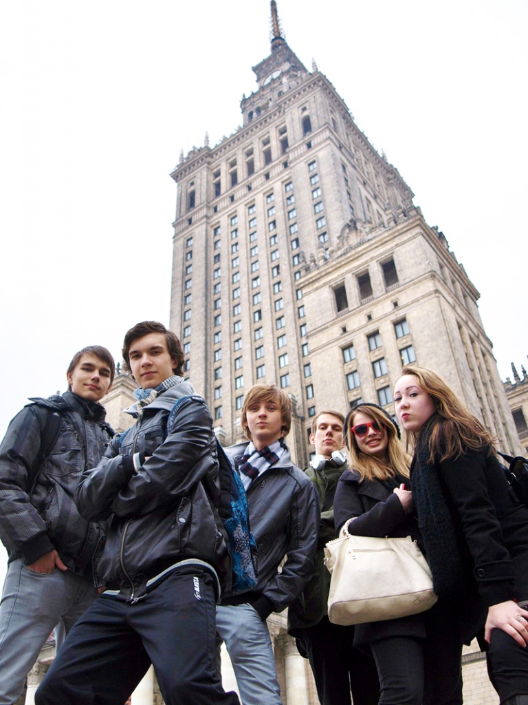 Varšavā, gaidot autobusu uz Prāgu. Baušķenieku un liepājnieku komanda.
Autors: Foto no E. Liepas albuma. 