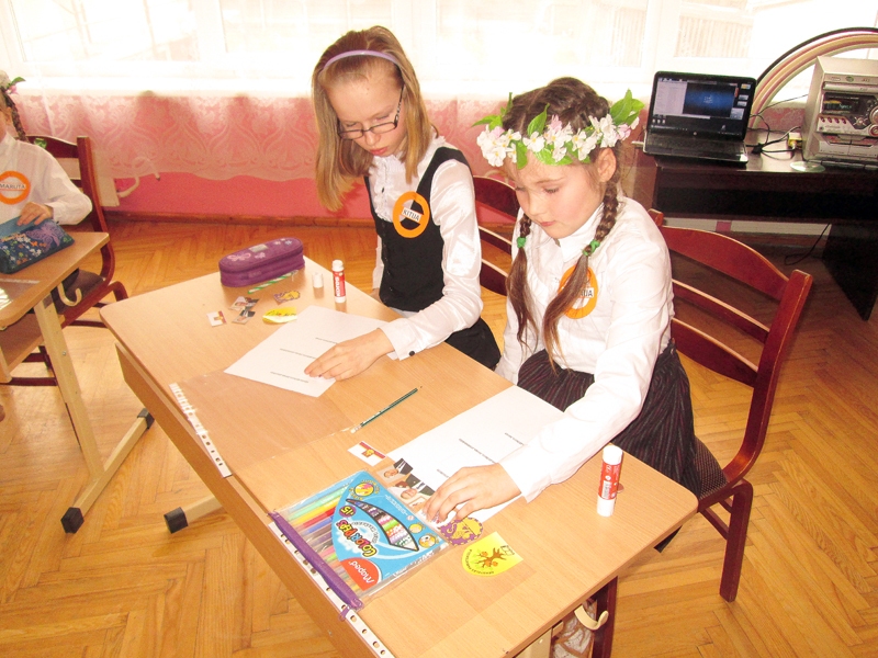 Konkursā zināšanas par Latviju un Rundāles novadu pierāda Melānija Ciprus (pa labi) un Kitija Anda Pētersone. 
Autors: No albuma.