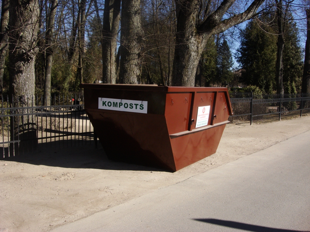 Bauskas jauno kapu pārzine Žaneta Suroveca novērojusi, ka kapu apmeklētāji lielajā konteinerā met visu pēc kārtas – gan trauciņus no kapu svecēm, gan lapas, saslaukas un vecās puķes plastmasas maisiņos. Nereti gadās situācijas, kad piebrauc automašīna un izmet savu atkritumu maisu. Tāpat novērots, ka pie kapiem esošajos konteineros savus atkritumus izmet tuvējo dārza māju iedzīvotāji. 
Autors:  No SIA «Vides serviss» arhīva.