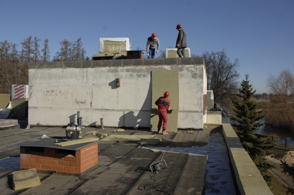 Būvnieki no SIA «Kvintets M» siltina Bērsteles skolas jumtu. 
Autors: Ivars Bogdanovs