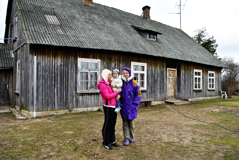 «Boķu» pagalmā Irina Zaķe, viņas meita Gita un mazdēls Markuss.
Autors: Foto – Māris Krūmiņš