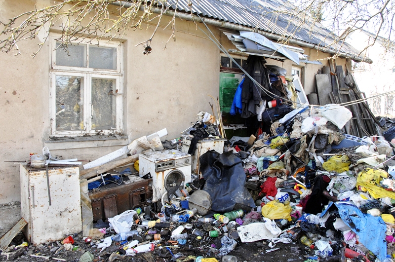 Šāds atkritumu kalns SIA «Vides serviss» darbiniekiem jāizved no Pionieru ielas 9. mājas pagalma Bauskā.
Autors: Foto – Ivars Bogdanovs