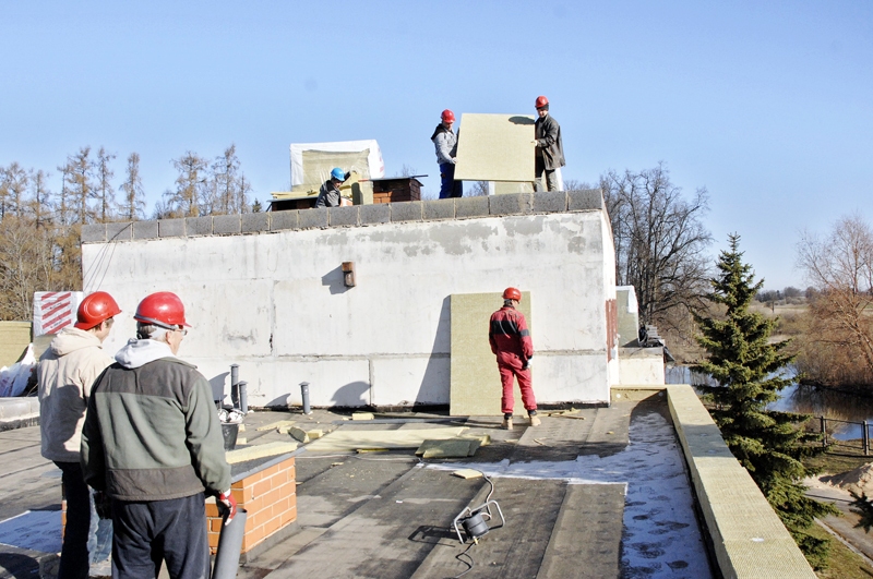 Būvnieki no SIA «Kvintets M» siltina Bērsteles skolas jumtu. 
Autors: Foto – Ivars Bogdanovs