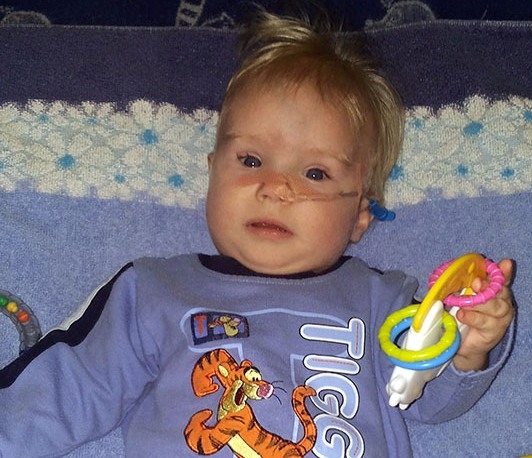 Rosam Krastiņam ir 9 mēneši, bet viņa svars ir tikai 6 kg. Mazulim ir iedzimta sirdskaite un smaga alerģija uz govs pienu. Ross atpaliek attīstībā no saviem vienaudžiem, jo ilgu laiku viņš bija varējis ēst tikai caur zondi - speciālo caurulīti. Lai mazulis sāktu augt un attīstīties, viņam ir nepieciešama specializētā bērnu pārtika.