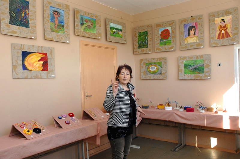 Guna Lisovska, Viesturu kultūras centra vadītāja, savas gleznas izlikusi apskatei izstādē «No Māras līdz Lieldienām». 

Autors: Ivars Bogdanovs