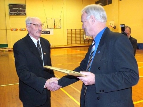 Intervēts arī leģendārais iecavnieks Ojārs Pārums (no kreisās).
Autors: iecava.lv