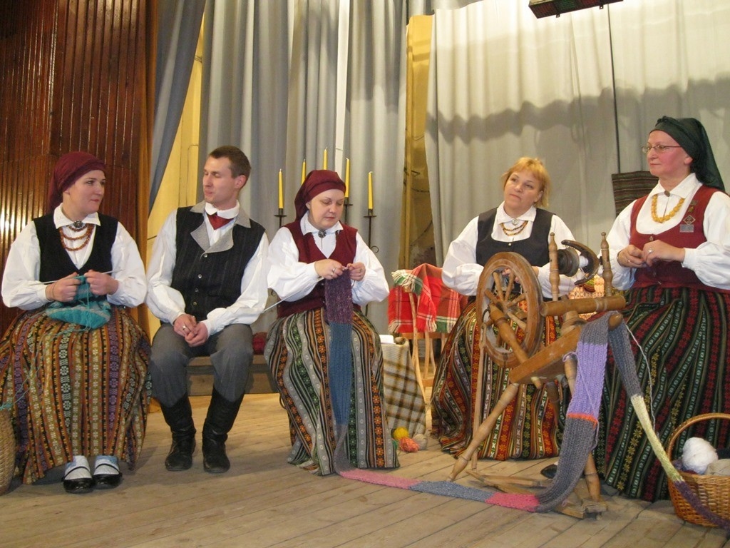 Rundāles novada folkloras kopa «Svitene» žūrija izrādīs programmu «Melngaiļa Zemgalē pierakstītās melodijas».
Autors: rundale.lv