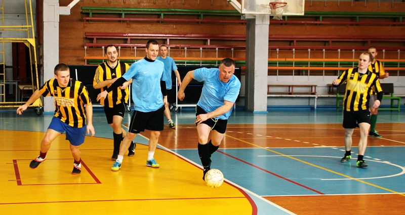 Codieši zilajos krekliņos cīnās ar virskomandu «Zaļvegasa».
Autors: Foto – Uldis Varnevičs