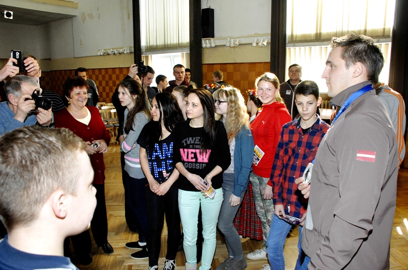 Oskars Melbārdis (no labās) dala autogrāfus un atbild uz audzēkņu un pedagogu jautājumiem. 
Autors: Foto – Ivars Bogdanovs