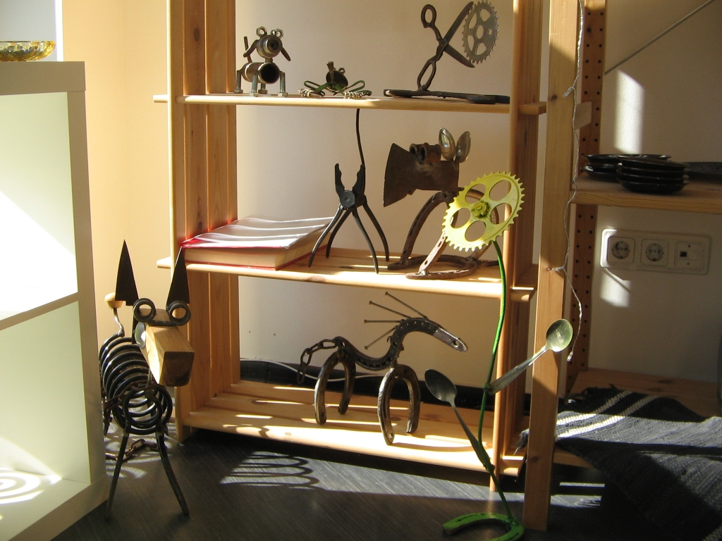 Zālītes skolēnu un pedagoga Arnolda Ziemeļa darinātie metāla priekšmeti izstādīti Rīgas veikalā «Otrā elpa».

Autors: No albuma.