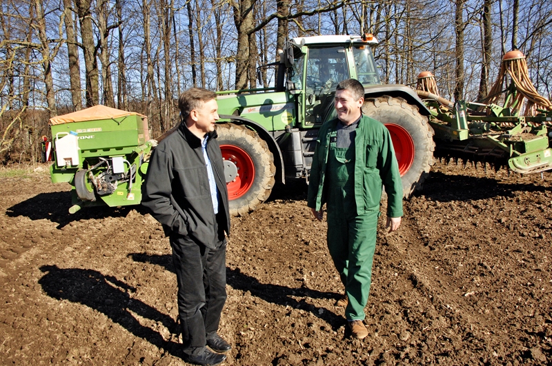 Uzvaras pusē zeme ir miltaina un labi drūp. SIA «Uzvara-Lauks» mehanizators Ēvalds Kampāns (no labās) augsnē gulda vasaras kviešus – Latvijā radīto šķirni ‘Robijs’ un Vācijā kultivēto ‘Hamlets’. Darbus koordinē uzņēmuma galvenais agronoms Sergejs Kataņenko.
Autors: Ivars Bogdanovs