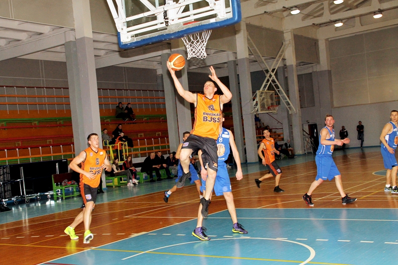 Ivars Zemītis gūst kārtējos divus punktus pie BK «Salacgrīva» groza.
Autors: Uldis Varnevičs