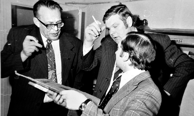 Redaktors Rihards Grenctāls (no kreisās) uzklausa toreizējo vietējo radioraidījumu korespondentu Gunāru Šimkevicu un jauno poligrāfijas speciālistu Alekseju Bedanovu.
Autors: Foto no «Bauskas Dzīves» un personiskajiem krājumiem.