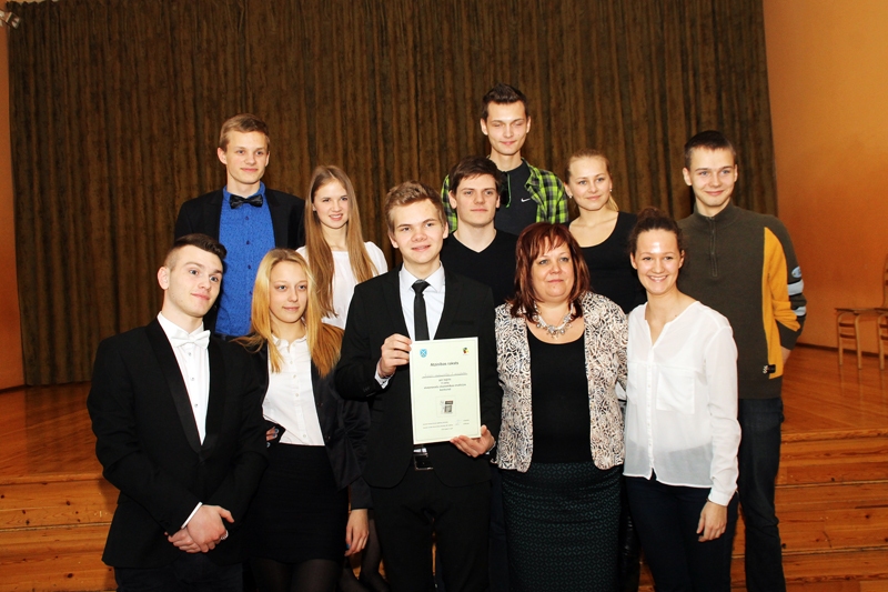 Antra Pāruma (otrā no labās) ar saviem audzēkņiem – «Iecavas 1» un «Iecavas 3» komandām. 
Autors: Uldis Varnevičs