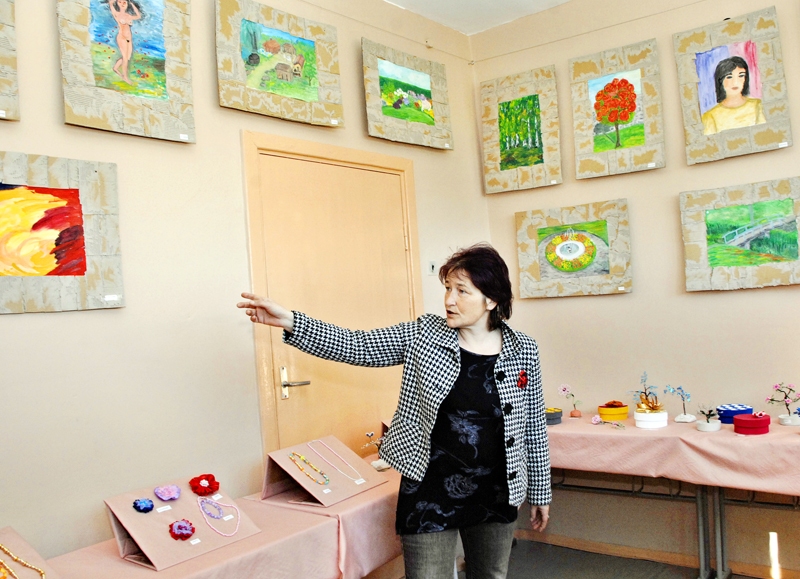 Guna Lisovska, Viesturu kultūras centra vadītāja, savas gleznas izlikusi apskatei izstādē «No Māras līdz Lieldienām». 
Autors: Foto – Ivars Bogdanovs