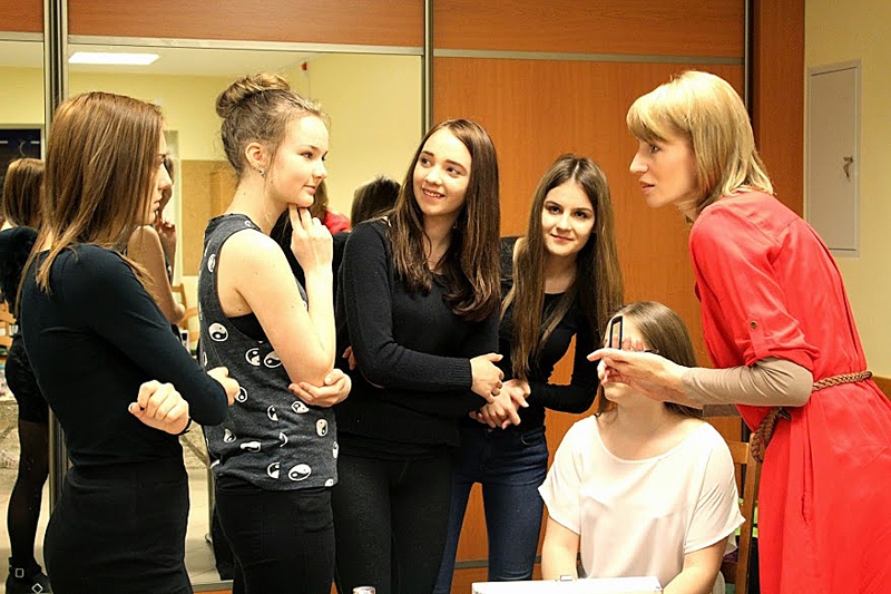 Jaunietes Meiteņu dienā apguva prasmi saposties un uzstāties sabiedrībā.
Autors: no «GTA» arhīva