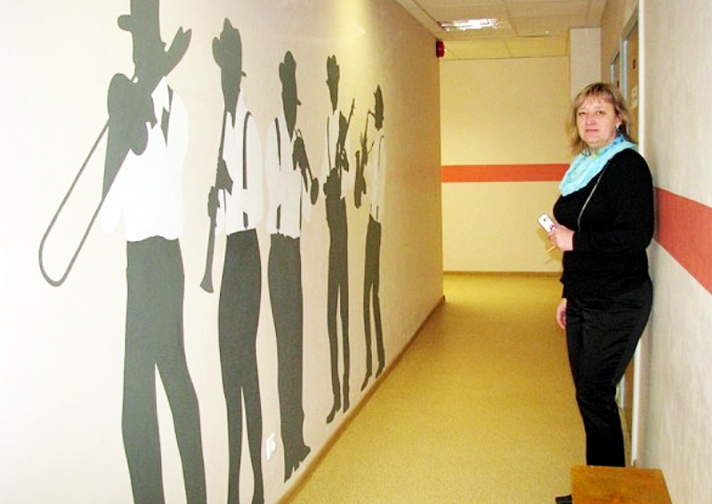 Anita Velmunska, Bauskas mūzikas skolas direktore, ir apmierināta ar otrā stāva gaiteņu jauno vizuālo tēlu.
Autors: Foto – Vilnis Auzāns