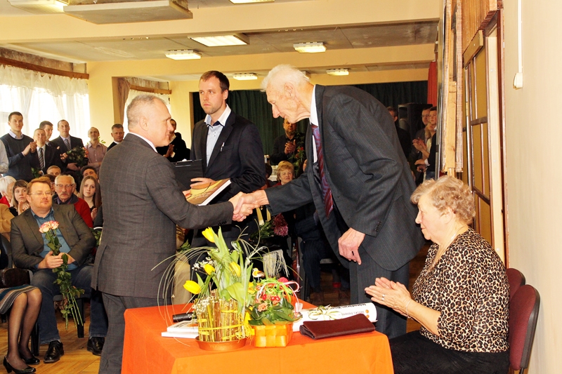 Basketbola veterānu Visvaldi Eglīti sveic LBS vadītājs Valdis Voins (no kreisās). Autoru grāmatas tapšanā atbalstījusi dzīvesbiedre Judīte Tentere.
Autors: Foto – Uldis Varnevičs