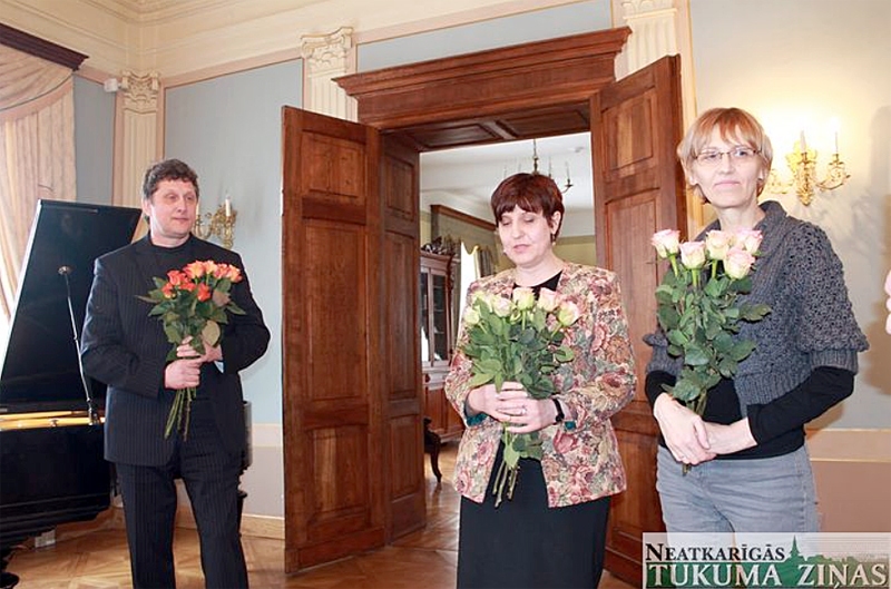 Durbes pilī kataloga «Liecinieki. Latvijas piļu un kungu māju interjeri 19. gadsimtā – 20. gadsimta sākumā» atvēršanā pērn 12. aprīlī. Grāmatas autori Dainis Bruģis, Ina Līne un māksliniece Inese Hofmane.
Autors: no «Neatkarīgo Tukuma Ziņu» arhīva