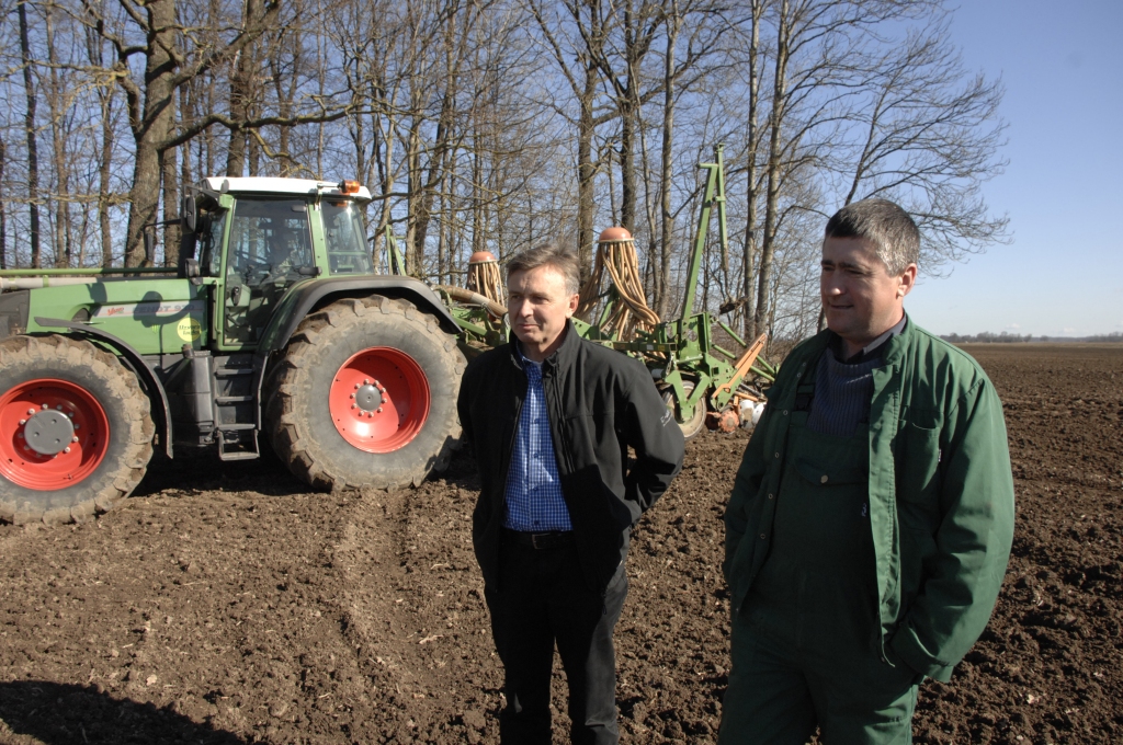 Uzvaras pusē zeme ir miltaina un labi drūp. SIA «Uzvara-Lauks» mehanizators Ēvalds Kampāns (no labās) augsnē gulda vasaras kviešus – Latvijā radīto šķirni 'Robijs' un Vācijā kultivēto 'Hamlets'. Darbus koordinē uzņēmuma galvenais agronoms Sergejs Kataņenko.

Autors: Ivars Bogdanovs