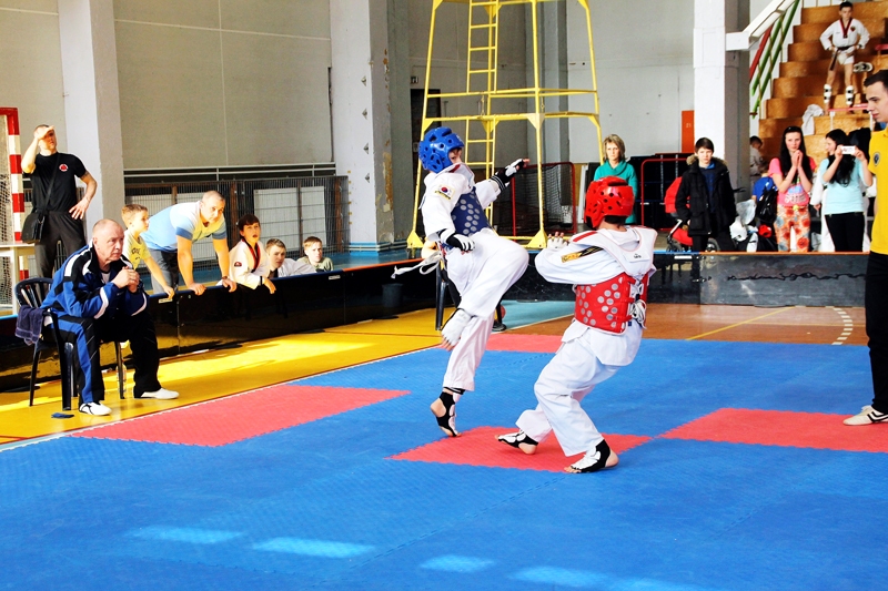 Aksels Griba (divcīņā no kreisās) guva pārliecinošas uzvaras. Viņa sniegumu vēro Sergejs Kirtovskis (sēž).
Autors: Uldis Varnevičs