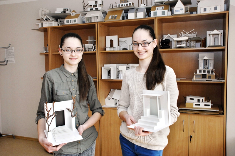 Ina (no labās) un Inga Jajus savus mākslas un dizaina darbus veido ar lielu radošumu un virtuozā izpildījumā.
Autors: Foto – Ivars Bogdanovs