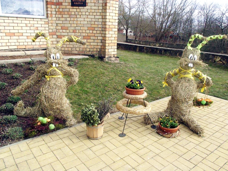 Salmu zaķi pie Bauskas mūzikas skolas varbūt neatnesīs krāsainas olas, taču svētku noskaņu rada lieliski.
Autors: Foto – Anita Velmunska